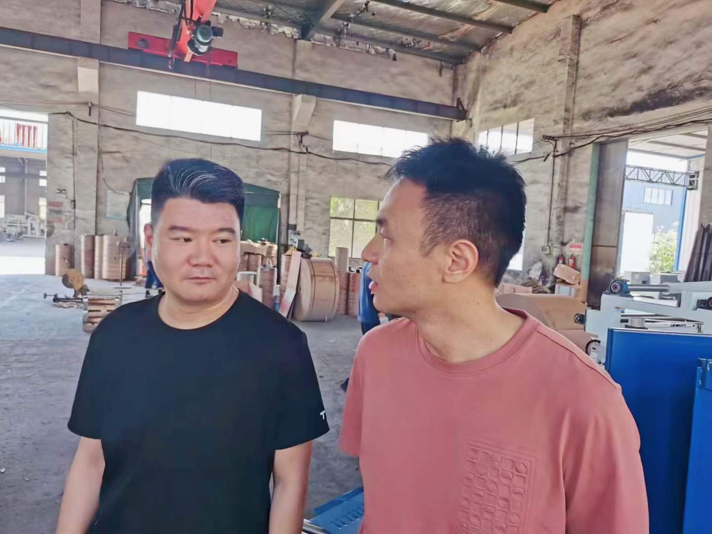 熱烈歡迎西工大趙盼博士后、教授帶領(lǐng)科研團(tuán)隊(duì)到上高縣雙新紙桶設(shè)備有限公司考察，雙方就全自動鐵箍紙桶設(shè)備流水線的研發(fā)達(dá)成了初步的意向。